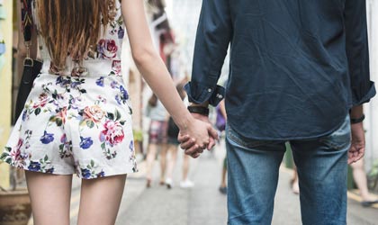 Buziak de - para trzymająca się za ręce